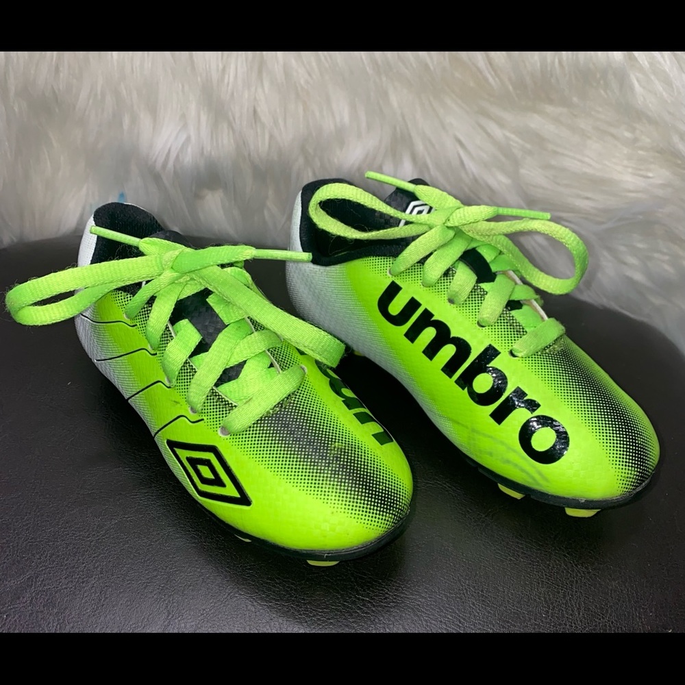 UMBRO "Arturo" Soccer Cleats Boy's Green Black Size 11K Fast Shipping